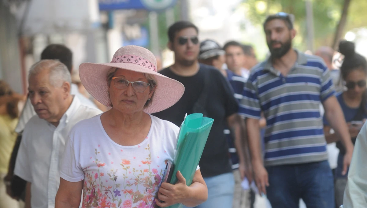 INTENSO. Las altas temperaturas acompañarán toda la jornada a las tucumanas y tucumanos.