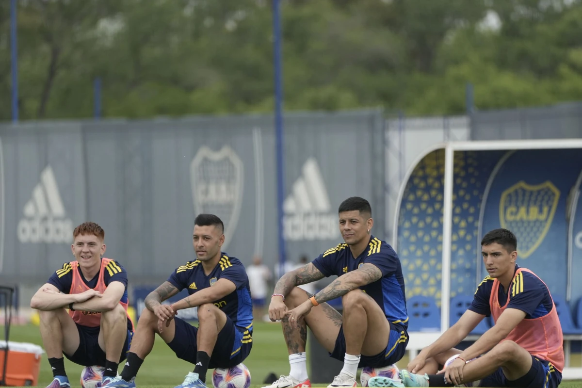 ENFOCADOS. Valentín Barco, Lucas Janson, Marcos Rojo y Ezequiel Bullaude, algunos de los jugadores de Boca que irán por la victoria necesaria; luego deberán seguir esperando resultados de otros partidos.