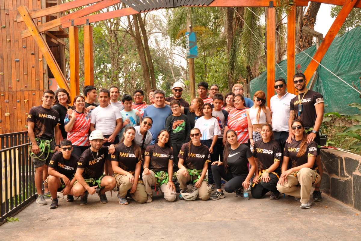 El equipo de Fundación Red MATE, Municipalidad de Yerba Buena y Raki Parque Aéreo durante las prácticas en el campo de juego RAKI.