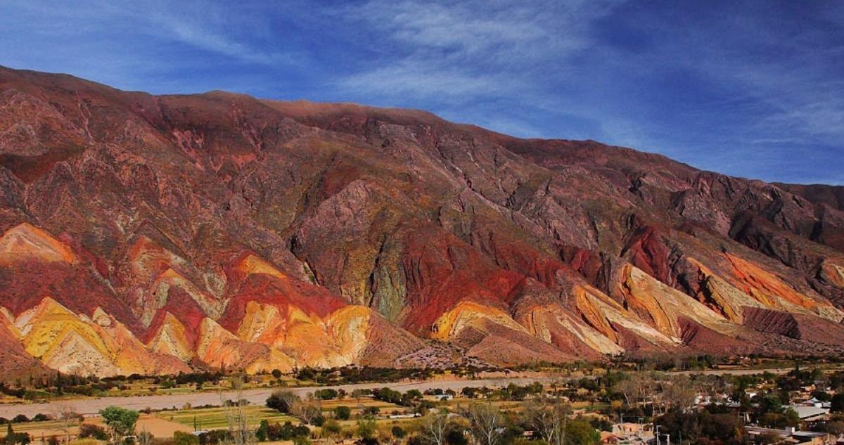 Vacaciones 2023/24: cuatro cerros que parecen pintados y se pueden disfrutar en un fin de semana