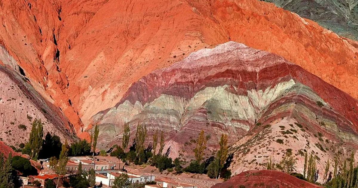 Vacaciones 2023/24: cuatro cerros que parecen pintados y se pueden disfrutar en un fin de semana