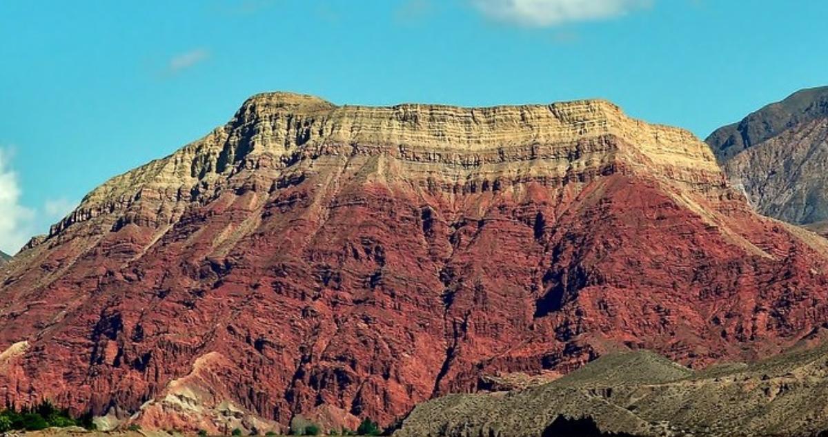 Vacaciones 2023/24: cuatro cerros que parecen pintados y se pueden disfrutar en un fin de semana