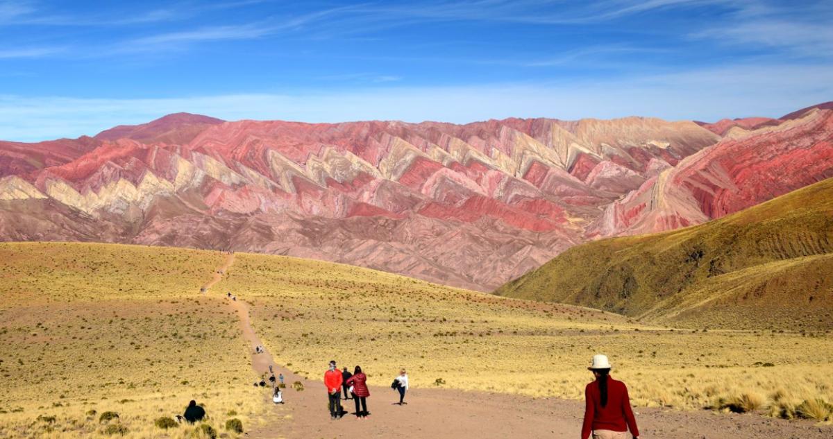 Vacaciones 2023/24: cuatro cerros que parecen pintados y se pueden disfrutar en un fin de semana