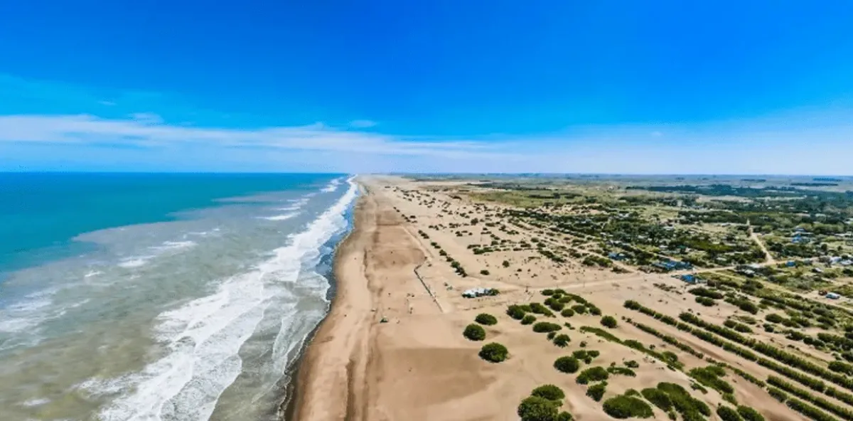 Vacaciones 2023/24: Conocé la Florianópolis argentina, la playa de 160 habitantes que era la preferida de Maradona