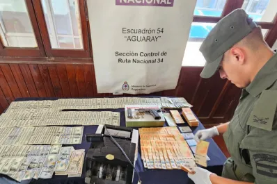 Viajaban con dólares y un arma limada en un vehículo