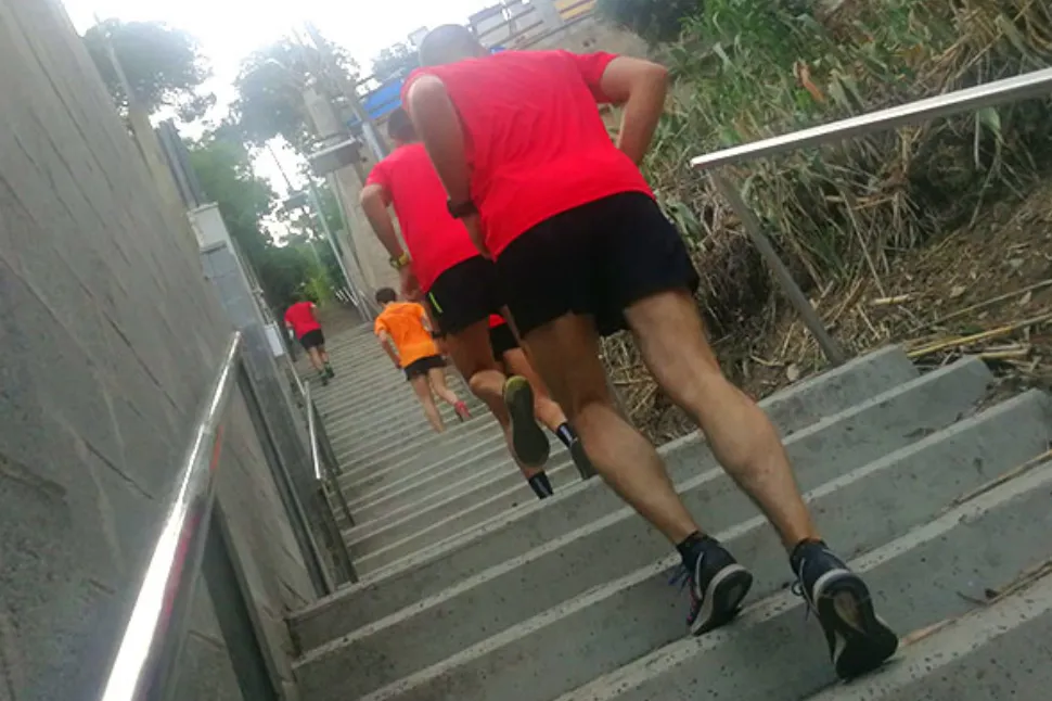 Por qué recomiendan subir escaleras antes que salir a caminar
