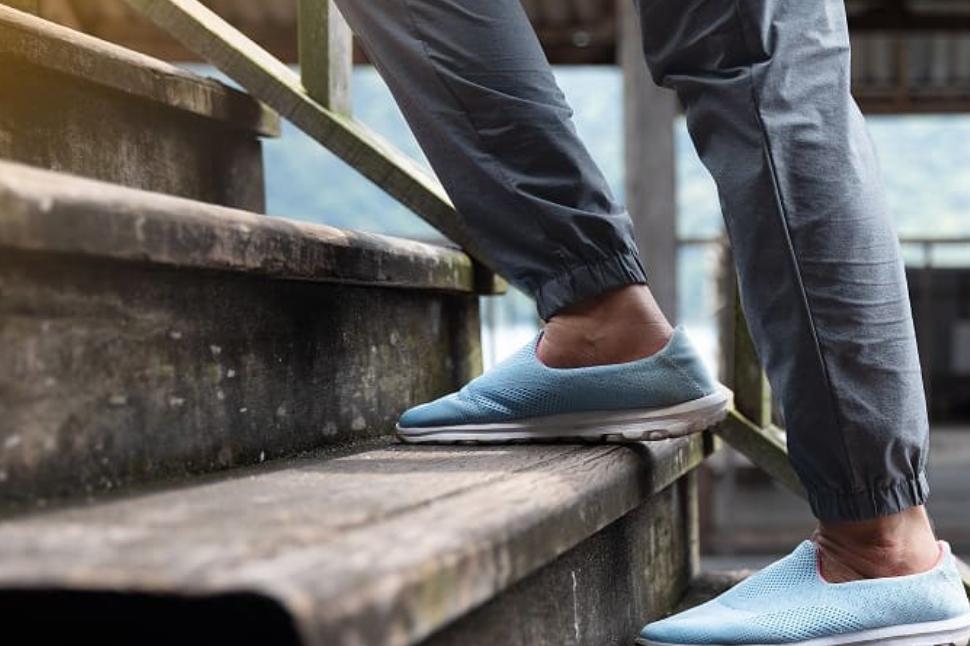 Por qué recomiendan subir escaleras antes que salir a caminar