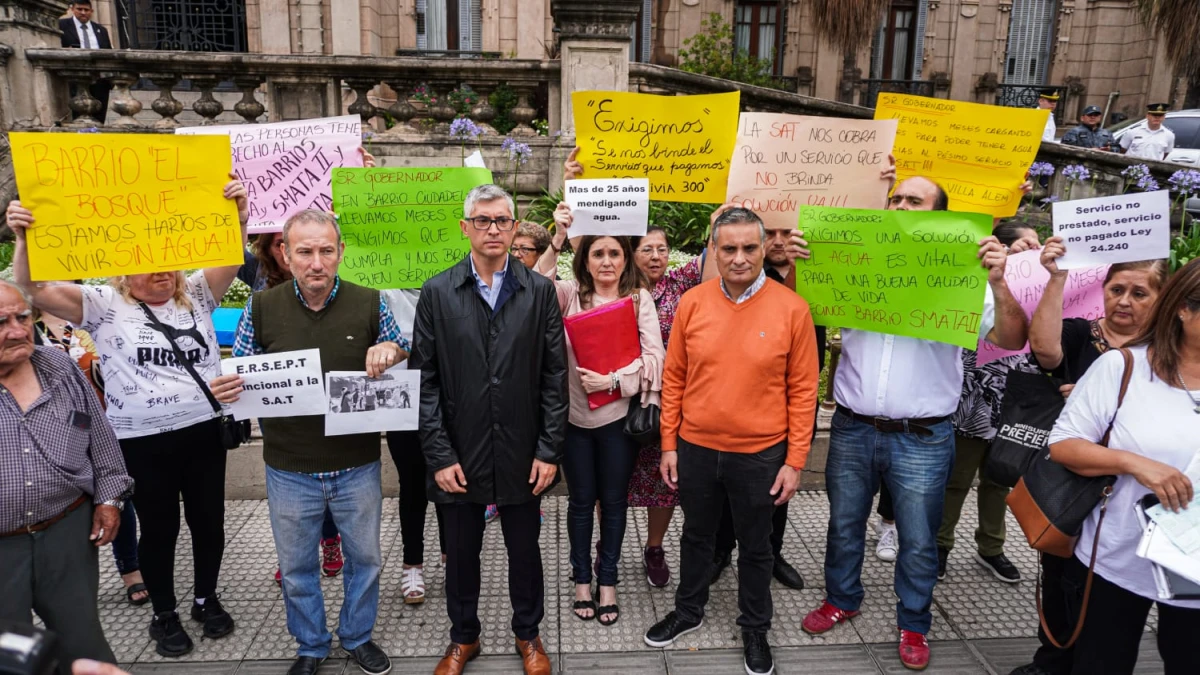 Vecinos de siete barrios le pidieron al Gobernador que solucione la falta de agua