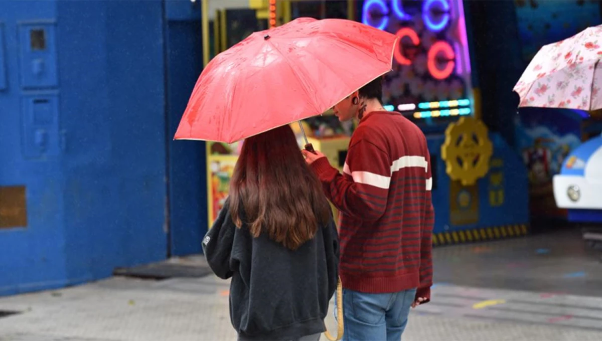 CON PARAGUAS. Las lloviznas serían leves y aisladas a lo largo de la tarde y la noche.