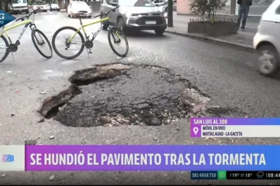 Un auto se rompió a causa de un hundimiento en San Luis al 300