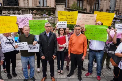 Vecinos de siete barrios le pidieron al Gobernador que solucione la falta de agua