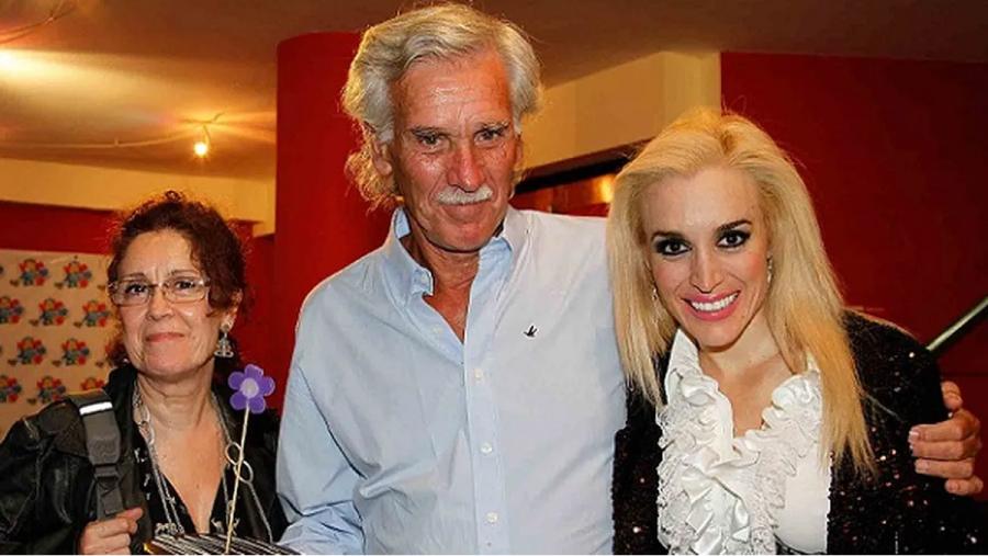 Fátima Florez junto a su papá y su mamá