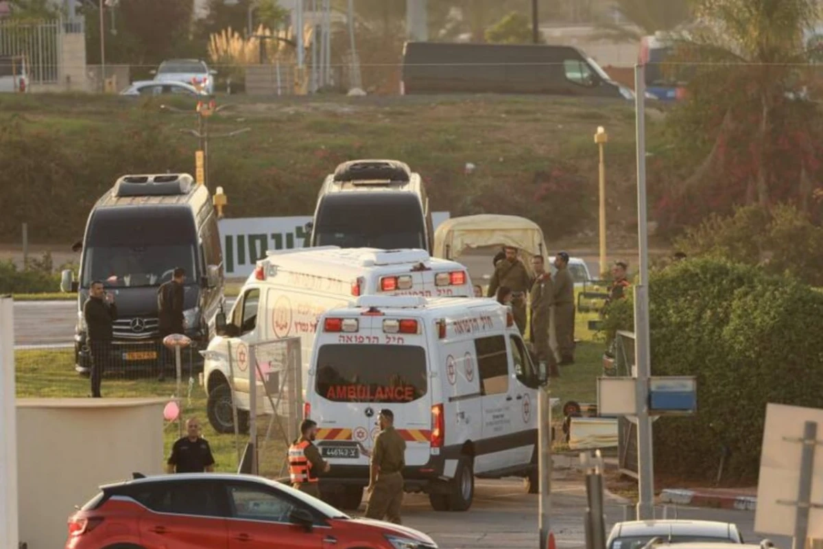 Las ambulancias esperan a los liberados.