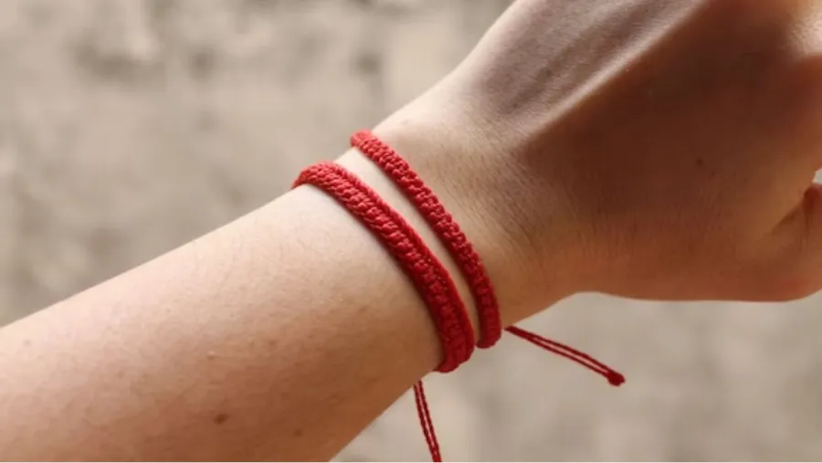 Pulsera roja en la muñeca: cuál es su significado y por que usarla
