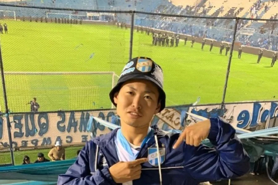 POPULAR. El japonés presenció un partido desde las tribunas del Monumental.