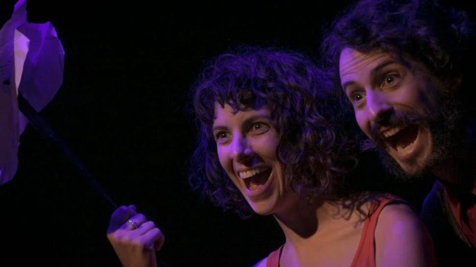 A ESCENA. Camina Caram y Alo Casañas Foguet actúan en “Monoambiente (Ensayo en voces que recuerdan)”. foto  La Dama Seta