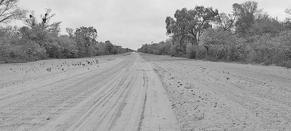 UNA RUTA MISTERIOSA. El camino alternativo que lleva al paraje santiagueño está bien consolidado y permite que vehículos transiten sin problemas.