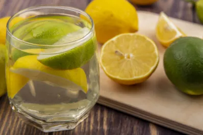 Mito o realidad: ¿es bueno tomar agua tibia con limón en ayunas?