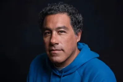 Fabián Soberón: “Naranjo esquina cuenta una serie de fragmentos de vidas de una serie de personajes”