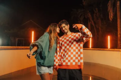 Volvió la música de verano: Rombai lanzó su nueva canción “Cumbia Cheta”