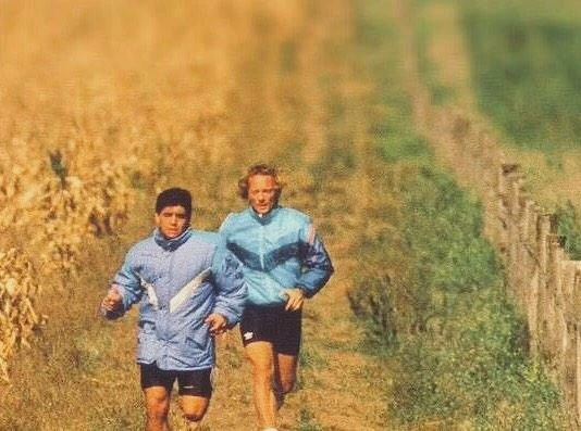 ENTRENANDO. Diego Maradona se preparó para llegar de la mejor manera al Mundial de Estados Unidos de 1994, en un campo de La Pampa con Signorini.