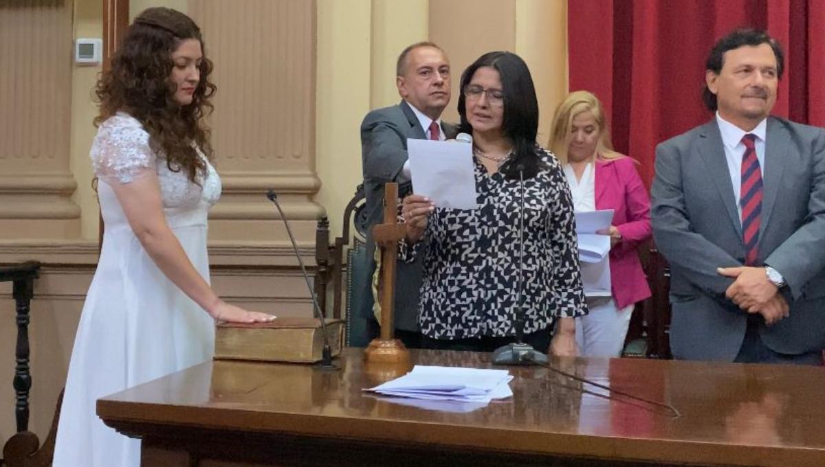 Una diputada salteña juró con anillo y vestida de novia: “hoy me caso con el pueblo”