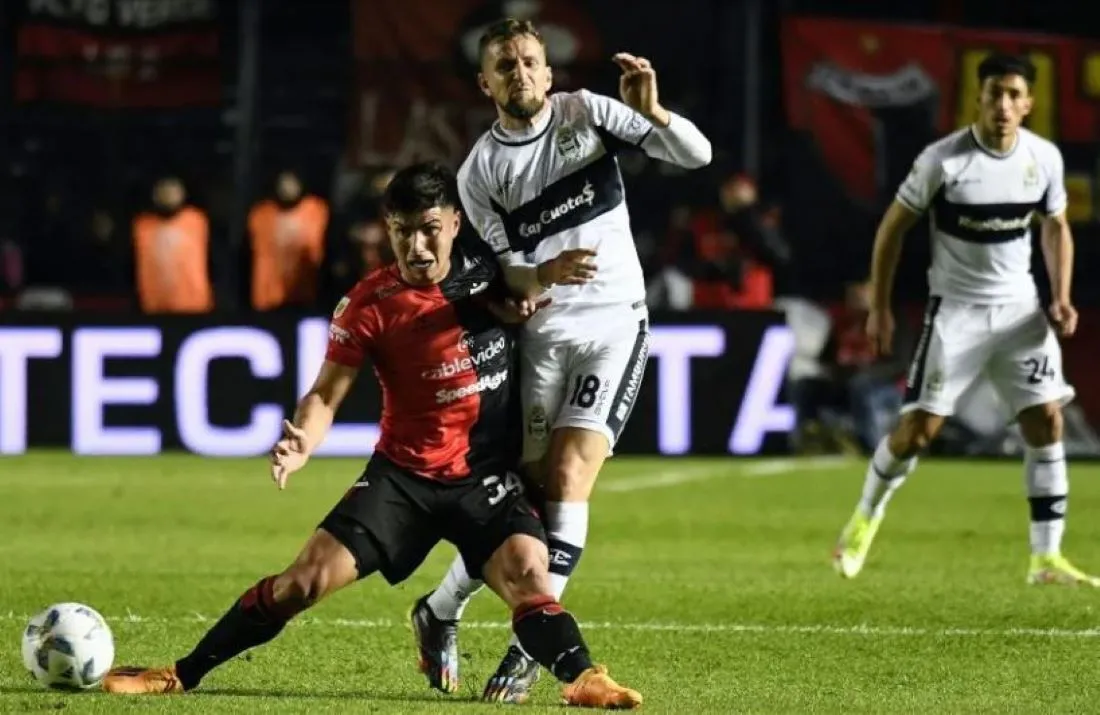 INTENSO. Colón y Gimnasia se enfrentaron en la segunda fecha de la Copa de la Liga. Fue victoria para los de rojo y negro.