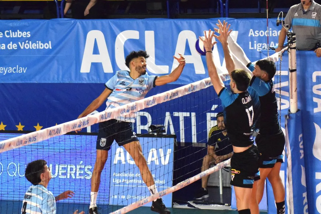 HÁBIL. Lazo no solo tiene potencia. También usó la sutileza para superar el bloqueo de Tucumán de Gimnasia. Fue el segundo goleador del ganador con 11 puntos. FOTO PRENSA ACLAV