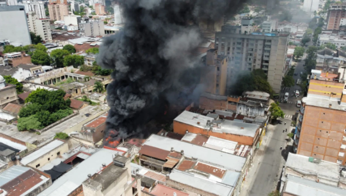 DESDE EL AIRE. Con un dron tomaron las imágenes que permiten dimensionar el incendio en el Mercado Persia.