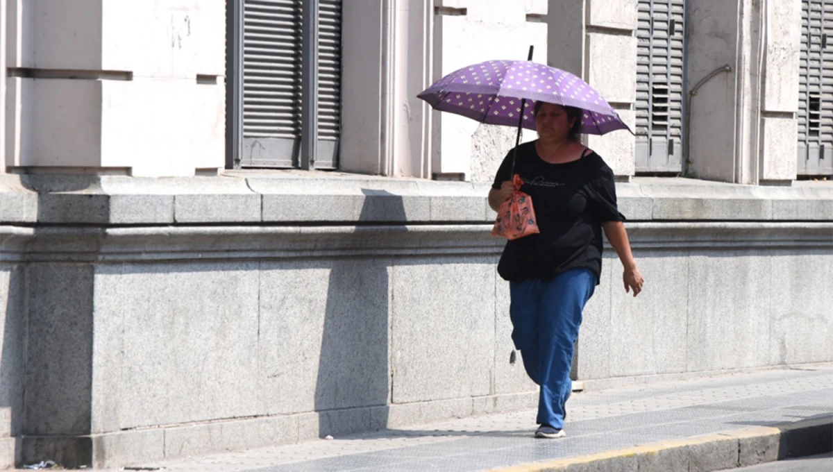 SOFOCANTE. Las altas temperaturas obligan a las tucumanas a cuidarse del sol.