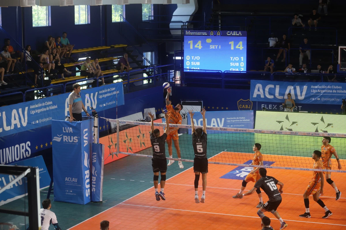 ELEVADO. Frontini salta más que los bloqueadores rivales para atacar el balón. FOTO PRENSA MONTEROS VOLEY