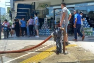 Incendio en el Mercado Persia: los bomberos se quedaron sin agua y los vecinos ayudan desde los edificios