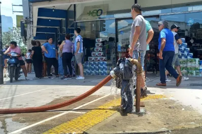 Incendio en el Mercado Persia: los bomberos se quedaron sin agua y los vecinos ayudan desde los edificios