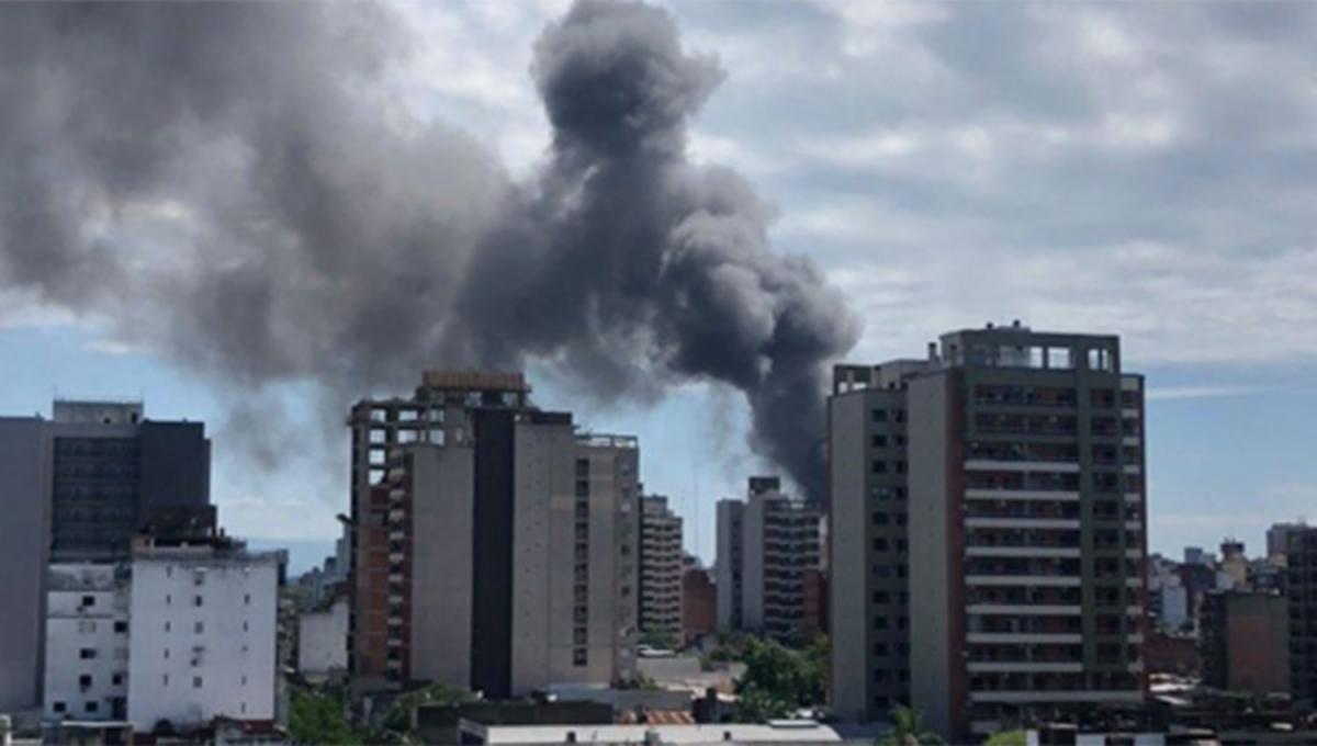 Un incendio consumió medio Mercado Persia: hay cuatro policías heridos