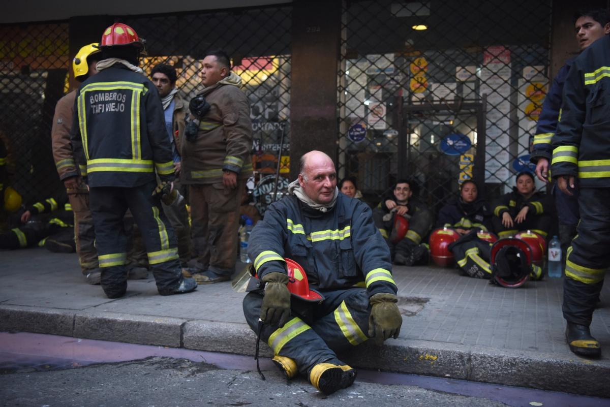 EXTENUADOS. Los bomberos combatieron el fuego por cinco horas.