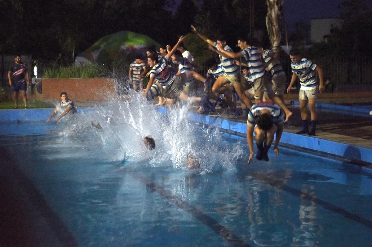 PILETAZO. Tras la consagración, los jugadores del SIC cumplieron el ritual de los campeones en la pileta de Tucumán Rugby.