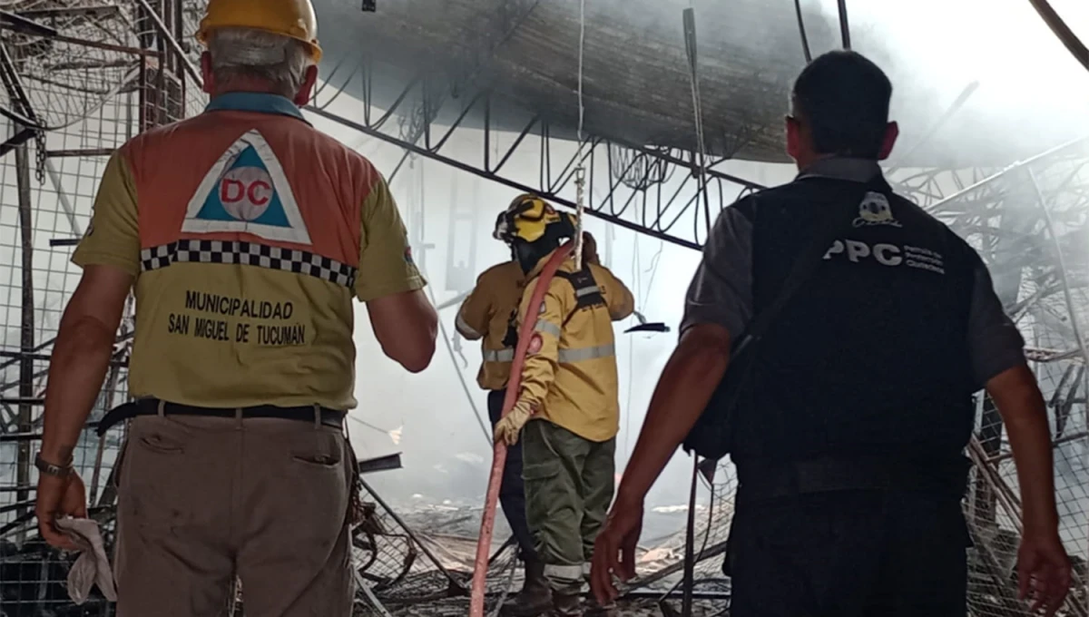 DERRUMBE. Debido al calor, la estructura del mercado Persia colapsó ocasionando severas lesiones en al menos cinco integrantes de Bomberos y la Policía.