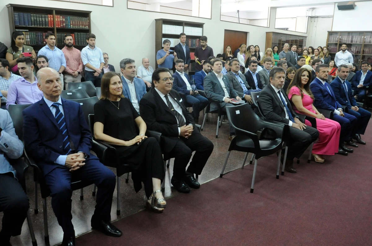 EN LA CEREMONIA. Bussi, Gladys Medina, Cisneros y Campero (en los asientos de la derecha) participaron de la entrega de diplomas organizada por la Justicia Nacional Electoral. Foto de LA GACETA / Antonio Ferroni