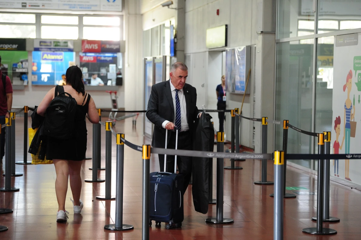 EN EL AEROPUERTO. Jaldo utilizó un vuelo comercial para reunirse con los gobernadores del PJ. LA GACETA/FOTO DE DIEGO ARÁOZ