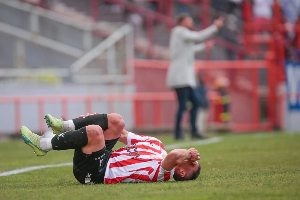 EN LA RECTA FINAL. En Mar del Plata, durante el empate con Alvarado 1-1, el lateral derecho Axel Bordón sufrió una lesión tendinosa fascia plantar izquierda. FOTO DE DIEGO IZQUIERDO (ESPECIAL PARA LA GACETA)