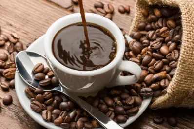 El café ayuda a mejorar el rendimiento deportivo: ¿cuánta cantidad recomiendan tomar por día?