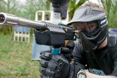 Apuntó con un arma de paintball a un policía y este lo mató a balazos