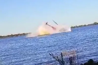 Video: un helicóptero cayó al río Paraná y hay al menos un muerto