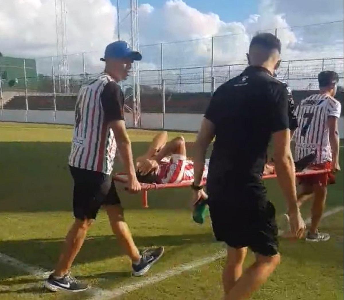 GESTOS DE DOLOR. En Marzo de este año, Juan Imbert sufrió la ruptura del ligamento cruzado anterior de la rodilla derecha contra Agropecuario. CAPTURA DE VIDEO.