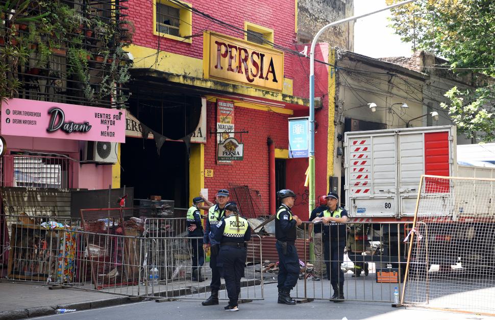 VALLADO. La Policía restringió la entrada al mercado y los alrededores.