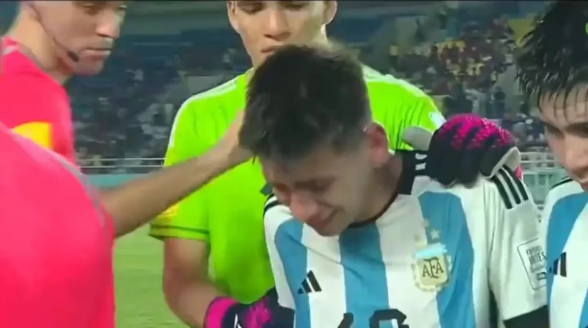 DESCONSOLADO. Claudio Echeverri salió llorando del campo de juego. 