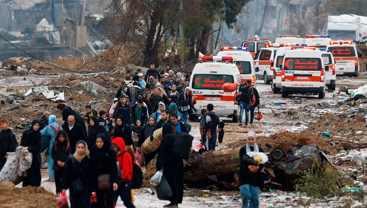 AYUDA HUMANITARIA. La tregua permitió que ambulancias de la Cruz Roja ingresen a Gaza con alimentos y suministros médicos.