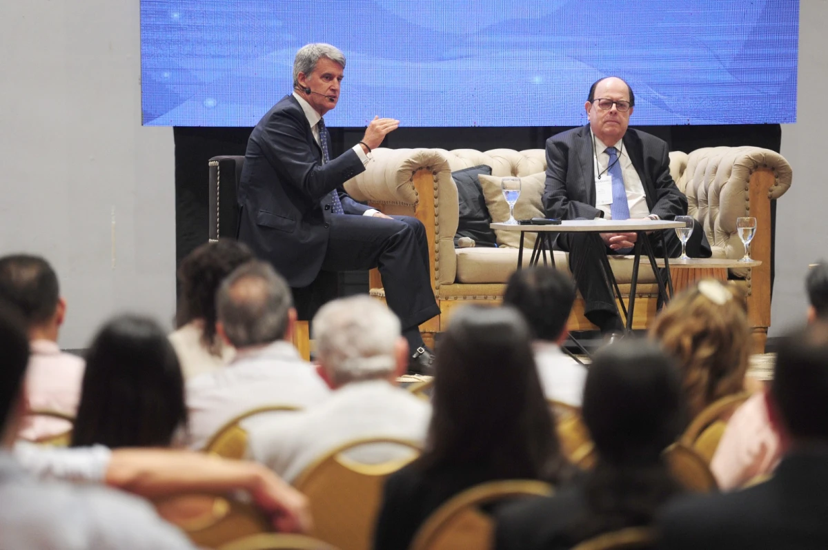 ESTABILIDAD Y CRECIMIENTO. Alfonso Prat Gay expone en el panel que compartió con el presidente del Banco Central peruano, Julio Velarde.