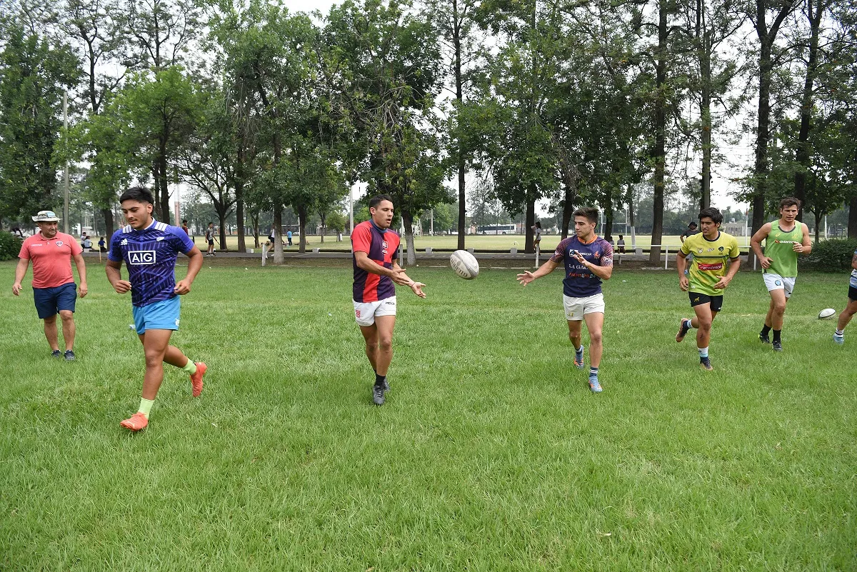 HOMBRES TRABAJANDO. Los Naranjas se entrenan con intensidad para el gran objetivo del año: recuperar el título argentino de seven en Paraná.