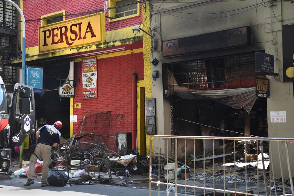 EN PLENA TAREA. Durante el domingo y ayer los bomberos y efectivos policiales trabajaron para extinguir las llamas y garantizar que las personas que pasen por Salta al 200 no corran peligro. LA GACETA / FOTOs DE JUAN PABLO SANCHÉZ NOLI y Jose nuno